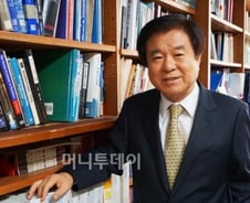 "학생들이여…'사고의 노예'가 되지 말라"