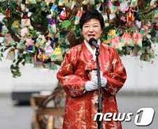 朴대통령 "한복 저렴하게…" 요청, 실제 가격은