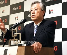 "정부에 잘보이려? 여자들은 꽁무니 안빼고 일해"