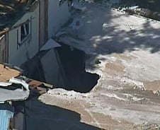 '사람 집어 삼킨 땅' 美 플로리다 싱크홀 공개