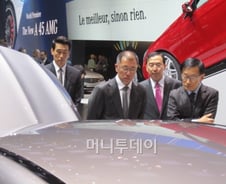 모터쇼 간 정의선, '벤츠' 앞에서 한동안…