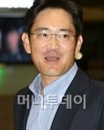 와우! 눈동자따라 움직이고 장갑손으로도 터치?