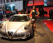 [2013제네바모터쇼]알파로메오 '4C', 가속성능은 '페라리'