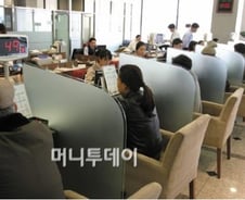 재형저축 판매 첫날, 15.4만 계좌…1등 은행은?