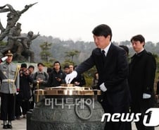 174일만에 현충원 다시 찾은 安, 방명록에…