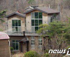 '유력인사 성접대 의혹' 시행업자 등 3명 피의자 전환