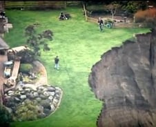 한밤에 집 뒷마당이 '폭삭'… 대체 무슨일?