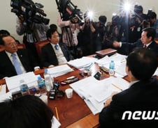 "60세 정년 연장법"  통과…임금피크제 도입(종합)