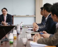 [단독]대기업 음식점, 역주변 100m 이내만 신규 허용