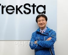 "톱스타 안써도 불티" 트래킹화'코브라' 뭐길래…