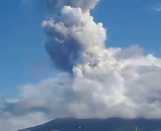 필리핀 화산 폭발...거실만한 바윗돌에 등산객 5명 숨져