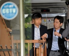 윤창중 집 찾은 '수상한' 남성들, '무궁화'車 타고…