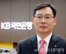 "고객이 부르면 언제나···낮밤 바뀐 은행원"