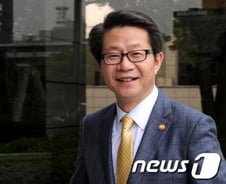 류길재 통일장관, 집값 3.9억에 대출 4.6억