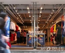 '최악 전력난' 호소에도...가게 문 열고 에어컨 '펑펑'