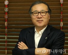 "사자가 초원의 풀까지 먹으면 초식동물은 뭘 먹나요"