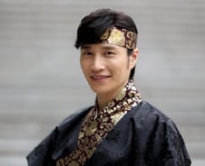 왕이 된 '꽃다현', "창작뮤지컬 더 잘 돼야···"