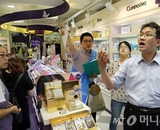 [르포]'문 열고 냉방영업 금지'…확 달라진 명동거리 