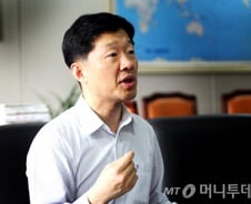 "중국과 거칠게 장기 한 판 두다 쓰러질 판"
