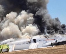 탑승객 "눈물범벅 소녀같은 승무원이 등에업고…"