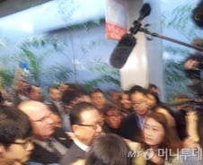 윤영두 아시아나사장 입국 美공항, 한때 아수라장 