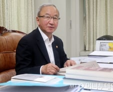 현오석 "비관은 가끔만 옳아…세상은 긍정의 힘이 이끈다"