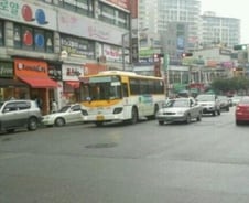 [단독]흉기로 어린딸 옆 아빠 찌른 버스기사 도주