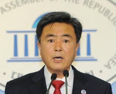 與 "친노강경파에 끌려" vs 민주 "더위 먹었나"