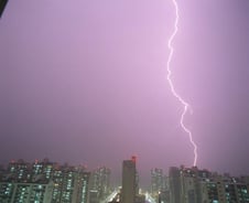 "스쳐도 즉사"···'슈퍼 벼락' 급증 '주의'