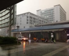 "서울날씨 왜 이래?" 점심시간 뇌전에 소나기