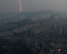 "서울날씨, 왜 이래?" 기습 뇌전···슈퍼낙뢰 '주의'