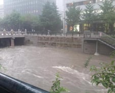 청계천 기습폭우로 범람…출입통제