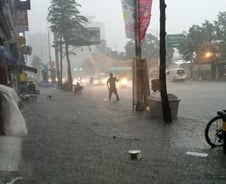 뇌전 속 폭우, 을지로·여의도 등 침수 피해 속출