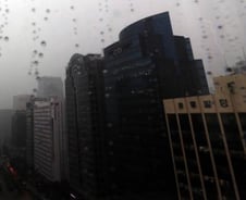 뇌전에 기습폭우…이상한 서울 날씨, 왜?