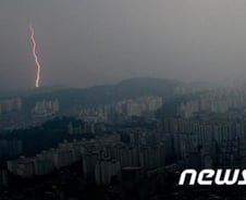 서울 "기괴"한 날씨속 시간당 50㎜ "물폭탄" (종합)