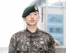 [단독]국방부 "연예병사, 필수서류 다 제출‥비 문제없다" 해명 