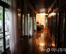 130년 日목조주택, 명동 재개발에 흔들