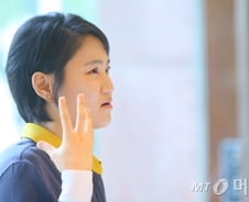 장한나 "첼로 활대신 지휘봉 들고~"