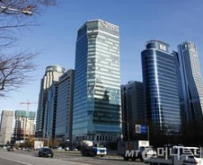 "주 90시간 일했는데 연봉 30% 삭감이라니…"