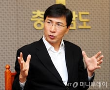 노무현의 정치적 동업자…도지사로서도 성공?