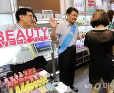 "매장 문 지켜라"…직원들이 열고 닫고 진풍경도