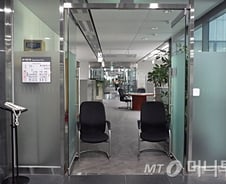 28℃ 찜통더위에 보안문 활짝 연 관공서