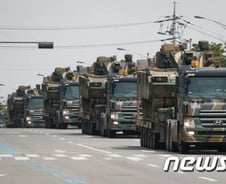 [사진][단독]줄지어 수송되는 장갑차, 무슨일(?)