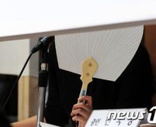 가림막 속 "여직원", 민감한 질문에는 "재정신청 중…"