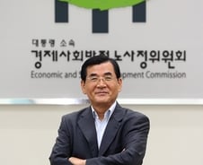 "청와대, 고용노동정책 조율할 사람이 없다"-김대환 위원장
