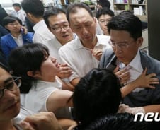 [화보] 이석기의원실 압수수색 "아수라장"