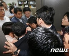 국정원-통진당, 이석기 의원실 10시간째 대치