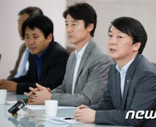 안철수 "이석기 체포동의안, 진전 지켜보겠다"