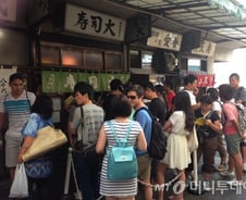 방사능? 도쿄 쓰키지시장 초밥집 "아침 8시부터 40명 대기"