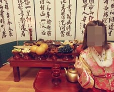 차례상 앞 며느리 '가운데 손가락' 인증샷 논란